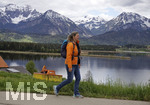 06.06.2021, Ausflugsziel Hopfen am Hopfensee (Bei Fssen im Allgu),  Frau wandert mit Rucksack am See entlang mit Ziel Bergwandern. (Modelrelease vorhanden)