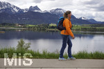 06.06.2021, Ausflugsziel Hopfen am Hopfensee (Bei Fssen im Allgu),  Frau wandert mit Rucksack am See entlang mit Ziel Bergwandern. (Modelrelease vorhanden)
