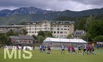 01.07.2021, Fussball 3. Liga 2021/2022, TSV 1860 Mnchen Sommer-Trainingslager in Windischgarsten, sterreich. Erste Trainingseinheit unter Wolkenverhangenem Himmel, hinten das Mannschaftshotel Dilly.