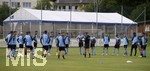 01.07.2021, Fussball 3. Liga 2021/2022, TSV 1860 Mnchen Sommer-Trainingslager in Windischgarsten, sterreich. Erste Trainingseinheit unter Wolkenverhangenem Himmel, Trainer Michael Kllner (mitte, TSV 1860 Mnchen) hat seine Spieler um sich versammelt.