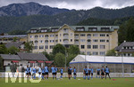 01.07.2021, Fussball 3. Liga 2021/2022, TSV 1860 Mnchen Sommer-Trainingslager in Windischgarsten, sterreich. Erste Trainingseinheit unter Wolkenverhangenem Himmel, hinten das Mannschaftshotel Dilly. Trainer Michael Kllner (mitte, TSV 1860 Mnchen) hat seine Spieler um sich versammelt.