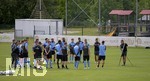 01.07.2021, Fussball 3. Liga 2021/2022, TSV 1860 Mnchen Sommer-Trainingslager in Windischgarsten, sterreich. Erste Trainingseinheit unter Wolkenverhangenem Himmel, re: Trainer Michael Kllner (TSV 1860 Mnchen) gibt Taktische Schulung mit der Taktiktafel.
