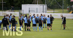 01.07.2021, Fussball 3. Liga 2021/2022, TSV 1860 Mnchen Sommer-Trainingslager in Windischgarsten, sterreich. Erste Trainingseinheit unter Wolkenverhangenem Himmel, re: Trainer Michael Kllner (TSV 1860 Mnchen) gibt Taktische Schulung mit der Taktiktafel.