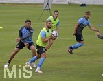 01.07.2021, Fussball 3. Liga 2021/2022, TSV 1860 Mnchen Sommer-Trainingslager in Windischgarsten, sterreich. Erste Trainingseinheit unter Wolkenverhangenem Himmel, Der Trainer lsst hier auch mal Handball spielen, v.re: Yannick Deichmann (TSV 1860 Mnchen) gegen Stephan Salger (1860 Mnchen) 