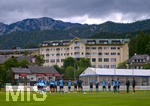 01.07.2021, Fussball 3. Liga 2021/2022, TSV 1860 Mnchen Sommer-Trainingslager in Windischgarsten, sterreich. Erstes Training auf dem Platz unter dem Mannschaftshotel Dilly,  Trainer Michael Kllner (TSV 1860 Mnchen) hat seine Spieler um sich versammelt,