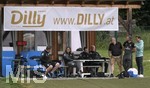 01.07.2021, Fussball 3. Liga 2021/2022, TSV 1860 Mnchen Sommer-Trainingslager in Windischgarsten, sterreich. Erstes Training auf dem Platz unter dem Mannschaftshotel Dilly,  Hotelchef Horst Dilly (3.v.re) schaut bei den Lwen vorbei.