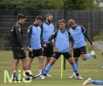 01.07.2021, Fussball 3. Liga 2021/2022, TSV 1860 Mnchen Sommer-Trainingslager in Windischgarsten, sterreich. Erstes Training auf dem Platz unter dem Mannschaftshotel Dilly, v.li:  Quirin Moll (TSV 1860 Mnchen), Sascha Mlders (TSV 1860 Mnchen), Erik Tallig (TSV 1860 Mnchen) 