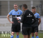 01.07.2021, Fussball 3. Liga 2021/2022, TSV 1860 Mnchen Sommer-Trainingslager in Windischgarsten, sterreich. Erstes Training auf dem Platz unter dem Mannschaftshotel Dilly,  Trainer Michael Kllner (TSV 1860 Mnchen) gibt Anweisungen, Tim Linsbichler (TSV 1860 Mnchen) schaut aufmerksam hin.