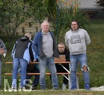 01.07.2021, Fussball 3. Liga 2021/2022, TSV 1860 Mnchen Sommer-Trainingslager in Windischgarsten, sterreich. Erstes Training auf dem Platz unter dem Mannschaftshotel Dilly, re: Roman Wll, Allesfahrer Lwenfan
