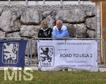 01.07.2021, Fussball 3. Liga 2021/2022, TSV 1860 Mnchen Sommer-Trainingslager in Windischgarsten, sterreich. Erstes Training auf dem Platz unter dem Mannschaftshotel Dilly,  Lwenfans Trudering, mit Plakat: Danke fr die Geile Saison,  aber jetzt gilts: Road to Liga 2 ,