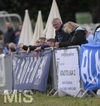 01.07.2021, Fussball 3. Liga 2021/2022, TSV 1860 Mnchen Sommer-Trainingslager in Windischgarsten, sterreich. Erstes Training auf dem Platz unter dem Mannschaftshotel Dilly,  Lwenfans, mit Plakat: Danke fr die Geile Saison,  Road to Liga 2 