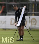01.07.2021, Fussball 3. Liga 2021/2022, TSV 1860 Mnchen Sommer-Trainingslager in Windischgarsten, sterreich. Erstes Training auf dem Platz unter dem Mannschaftshotel Dilly, Trainer Michael Kllner (TSV 1860 Mnchen) mit der Taktik-Tafel auf den Platz.,
