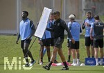 01.07.2021, Fussball 3. Liga 2021/2022, TSV 1860 Mnchen Sommer-Trainingslager in Windischgarsten, sterreich. Erstes Training auf dem Platz unter dem Mannschaftshotel Dilly, Trainer Michael Kllner (TSV 1860 Mnchen) bringt die Taktik-Tafel auf den Platz.,
