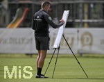 01.07.2021, Fussball 3. Liga 2021/2022, TSV 1860 Mnchen Sommer-Trainingslager in Windischgarsten, sterreich. Erstes Training auf dem Platz unter dem Mannschaftshotel Dilly, Trainer Michael Kllner (TSV 1860 Mnchen) mit der Taktik-Tafel auf den Platz.,