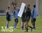 01.07.2021, Fussball 3. Liga 2021/2022, TSV 1860 Mnchen Sommer-Trainingslager in Windischgarsten, sterreich. Erstes Training auf dem Platz unter dem Mannschaftshotel Dilly, Trainer Michael Kllner (TSV 1860 Mnchen) bringt die Taktik-Tafel auf den Platz.,
