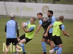 01.07.2021, Fussball 3. Liga 2021/2022, TSV 1860 Mnchen Sommer-Trainingslager in Windischgarsten, sterreich. Erstes Training auf dem Platz unter dem Mannschaftshotel Dilly, Tim Linsbichler (li, TSV 1860 Mnchen) beim Handball