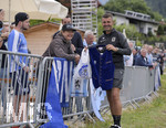 02.07.2021, Fussball 3. Liga 2021/2022, TSV 1860 Mnchen Sommer-Trainingslager in Windischgarsten, sterreich.  Training auf dem Platz neben dem Mannschaftshotel Dilly, Zahlreiche Fans besuchen das Training, Trainer Michael Kllner (TSV 1860 Mnchen) bekommt von einem weiblichen Fan eine Trachtenjacke mit Lwen-Logo als Geschenk berreicht.