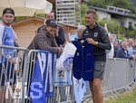 02.07.2021, Fussball 3. Liga 2021/2022, TSV 1860 Mnchen Sommer-Trainingslager in Windischgarsten, sterreich.  Training auf dem Platz neben dem Mannschaftshotel Dilly, Zahlreiche Fans besuchen das Training, Trainer Michael Kllner (TSV 1860 Mnchen) bekommt von einem weiblichen Fan eine Trachtenjacke mit Lwen-Logo als Geschenk berreicht.