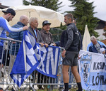 02.07.2021, Fussball 3. Liga 2021/2022, TSV 1860 Mnchen Sommer-Trainingslager in Windischgarsten, sterreich.  Training auf dem Platz neben dem Mannschaftshotel Dilly, Zahlreiche Fans besuchen das Training, Trainer Michael Kllner (TSV 1860 Mnchen) redet kurz mit ihnen. 