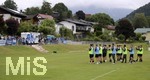 02.07.2021, Fussball 3. Liga 2021/2022, TSV 1860 Mnchen Sommer-Trainingslager in Windischgarsten, sterreich.  Training auf dem Platz neben dem Mannschaftshotel Dilly, Zahlreiche Fans besuchen das Training, die Spieler klatschen zu ihnen und bedanken sich fr die Untersttzung.