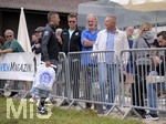 02.07.2021, Fussball 3. Liga 2021/2022, TSV 1860 Mnchen Sommer-Trainingslager in Windischgarsten, sterreich.  Training auf dem Platz neben dem Mannschaftshotel Dilly, Zahlreiche Fans besuchen das Training, Trainer Michael Kllner (TSV 1860 Mnchen) redet kurz mit ihnen. 