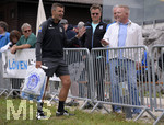 02.07.2021, Fussball 3. Liga 2021/2022, TSV 1860 Mnchen Sommer-Trainingslager in Windischgarsten, sterreich.  Training auf dem Platz neben dem Mannschaftshotel Dilly, Zahlreiche Fans besuchen das Training, Trainer Michael Kllner (TSV 1860 Mnchen) redet kurz mit ihnen. 