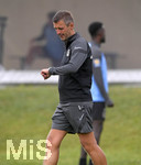 02.07.2021, Fussball 3. Liga 2021/2022, TSV 1860 Mnchen Sommer-Trainingslager in Windischgarsten, sterreich.  Training auf dem Platz neben dem Mannschaftshotel Dilly, Trainer Michael Kllner (TSV 1860 Mnchen) schaut auf seine Uhr 