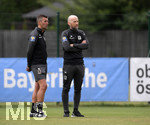 02.07.2021, Fussball 3. Liga 2021/2022, TSV 1860 Mnchen Sommer-Trainingslager in Windischgarsten, sterreich.  Training auf dem Platz neben dem Mannschaftshotel Dilly, v.li: Trainer Michael Kllner (TSV 1860 Mnchen) und Sportdirektor Gnther Gorenzel (TSV 1860) beobachten das Training und diskutieren darber.