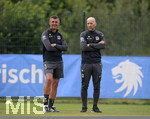 02.07.2021, Fussball 3. Liga 2021/2022, TSV 1860 Mnchen Sommer-Trainingslager in Windischgarsten, sterreich.  Training auf dem Platz neben dem Mannschaftshotel Dilly, v.li: Trainer Michael Kllner (TSV 1860 Mnchen) und Sportdirektor Gnther Gorenzel (TSV 1860) beobachten das Training und diskutieren darber.