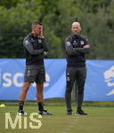 02.07.2021, Fussball 3. Liga 2021/2022, TSV 1860 Mnchen Sommer-Trainingslager in Windischgarsten, sterreich.  Training auf dem Platz neben dem Mannschaftshotel Dilly, v.li: Trainer Michael Kllner (TSV 1860 Mnchen) und Sportdirektor Gnther Gorenzel (TSV 1860) beobachten das Training und diskutieren darber.