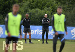 02.07.2021, Fussball 3. Liga 2021/2022, TSV 1860 Mnchen Sommer-Trainingslager in Windischgarsten, sterreich.  Training auf dem Platz neben dem Mannschaftshotel Dilly, v.li: Trainer Michael Kllner (TSV 1860 Mnchen) und Sportdirektor Gnther Gorenzel (TSV 1860) beobachten das Training und diskutieren darber.