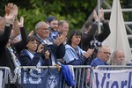 02.07.2021, Fussball 3. Liga 2021/2022, TSV 1860 Mnchen Sommer-Trainingslager in Windischgarsten, sterreich.  Training auf dem Platz neben dem Mannschaftshotel Dilly, Zahlreiche Lwenfans beobachten das Training 