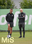 02.07.2021, Fussball 3. Liga 2021/2022, TSV 1860 Mnchen Sommer-Trainingslager in Windischgarsten, sterreich.  Training auf dem Platz neben dem Mannschaftshotel Dilly, v.li: Trainer Michael Kllner (TSV 1860 Mnchen) und Sportdirektor Gnther Gorenzel (TSV 1860) beobachten das Training und diskutieren darber.