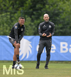 02.07.2021, Fussball 3. Liga 2021/2022, TSV 1860 Mnchen Sommer-Trainingslager in Windischgarsten, sterreich.  Training auf dem Platz neben dem Mannschaftshotel Dilly, v.li: Trainer Michael Kllner (TSV 1860 Mnchen) und Sportdirektor Gnther Gorenzel (TSV 1860) beobachten das Training und diskutieren darber.