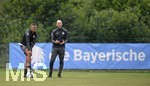 02.07.2021, Fussball 3. Liga 2021/2022, TSV 1860 Mnchen Sommer-Trainingslager in Windischgarsten, sterreich.  Training auf dem Platz neben dem Mannschaftshotel Dilly, v.li: Trainer Michael Kllner (TSV 1860 Mnchen) und Sportdirektor Gnther Gorenzel (TSV 1860) beobachten das Training und diskutieren darber.