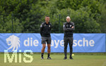 02.07.2021, Fussball 3. Liga 2021/2022, TSV 1860 Mnchen Sommer-Trainingslager in Windischgarsten, sterreich.  Training auf dem Platz neben dem Mannschaftshotel Dilly, v.li: Trainer Michael Kllner (TSV 1860 Mnchen) und Sportdirektor Gnther Gorenzel (TSV 1860) beobachten das Training und diskutieren darber.