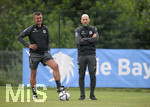 02.07.2021, Fussball 3. Liga 2021/2022, TSV 1860 Mnchen Sommer-Trainingslager in Windischgarsten, sterreich.  Training auf dem Platz neben dem Mannschaftshotel Dilly, v.li: Trainer Michael Kllner (TSV 1860 Mnchen) und Sportdirektor Gnther Gorenzel (TSV 1860) beobachten das Training und diskutieren darber.