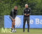 02.07.2021, Fussball 3. Liga 2021/2022, TSV 1860 Mnchen Sommer-Trainingslager in Windischgarsten, sterreich.  Training auf dem Platz neben dem Mannschaftshotel Dilly, v.li: Trainer Michael Kllner (TSV 1860 Mnchen) und Sportdirektor Gnther Gorenzel (TSV 1860) beobachten das Training und diskutieren darber.
