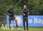02.07.2021, Fussball 3. Liga 2021/2022, TSV 1860 Mnchen Sommer-Trainingslager in Windischgarsten, sterreich.  Training auf dem Platz neben dem Mannschaftshotel Dilly, v.li: Trainer Michael Kllner (TSV 1860 Mnchen) und Sportdirektor Gnther Gorenzel (TSV 1860) beobachten das Training und diskutieren darber.
