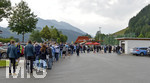 02.07.2021, Fussball 3. Liga 2021/2022, TSV 1860 Mnchen Sommer-Trainingslager in Windischgarsten, sterreich.  Testspiel in Windischgarsten, TSV 1860 Mnchen - SV Ried, Groer Zuschauerandrang, hunderte Lwenfans wollen ins Stadion.