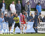 02.07.2021, Fussball 3. Liga 2021/2022, TSV 1860 Mnchen Sommer-Trainingslager in Windischgarsten, sterreich.  Testspiel in Windischgarsten, TSV 1860 Mnchen - SV Ried, re: Sascha Mlders (TSV 1860 Mnchen) streitet mit dem Trainer von Ried Andreas Heraf (li) nach einer verbalen Auseinandersetzung am Spielfeldrand 