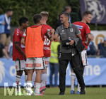 02.07.2021, Fussball 3. Liga 2021/2022, TSV 1860 Mnchen Sommer-Trainingslager in Windischgarsten, sterreich.  Testspiel in Windischgarsten, TSV 1860 Mnchen - SV Ried, re: Trainer Michael Kllner (TSV 1860 Mnchen) shakehands mit den Riedern