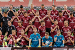 01.07.2021, Fussball, zweite Bundesliga, Fototermin 1. FC Nuernberg , Max-Morlock-Stadion

Spieler des 1. FC Nrmnberg kmpfen mit dem obersten Knopf ihrer Trikots

Foto: Thomas Langer/M.i.S.