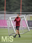 07.07.2021, Fussball 1. Bundesliga 2021/2022, Trainingsauftakt FC Bayern Mnchen, mit dem neuen Trainer Julian Nagelsmann (FC Bayern Mnchen), gleich in seiner ersten viertelstunde packt er mit an und trgt ein Trainings-Tor ber den Platz.,
