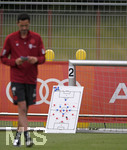 07.07.2021, Fussball 1. Bundesliga 2021/2022, Trainingsauftakt FC Bayern Mnchen, mit dem neuen Trainer Julian Nagelsmann (FC Bayern Mnchen), hier die Taktiktafel.
