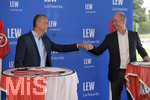 07.07.2021, Fussball Regionalliga Bayern 2021/22, FC Memmingen,  Presseveranstaltung zur Sponsoring-Verlngerung um weitere vier Jahre von Haupt- und Trikot-Sponsor LEW (Lechwerke AG) im Stadion Memmingen. v.li: FCM Prsident Armin Buchmann besiegelt die Partnerschaft mit Dr. Dietrich Gemmel (LEW-Vorstand) per Corona-Faust.