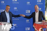 07.07.2021, Fussball Regionalliga Bayern 2021/22, FC Memmingen,  Presseveranstaltung zur Sponsoring-Verlngerung um weitere vier Jahre von Haupt- und Trikot-Sponsor LEW (Lechwerke AG) im Stadion Memmingen. v.li: FCM Prsident Armin Buchmann besiegelt die Partnerschaft mit Dr. Dietrich Gemmel (LEW-Vorstand) per Corona-Faust.