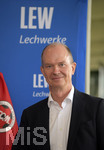 07.07.2021, Fussball Regionalliga Bayern 2021/22, FC Memmingen,  Presseveranstaltung zur Sponsoring-Verlngerung um weitere vier Jahre von Haupt- und Trikot-Sponsor LEW (Lechwerke AG) im Stadion Memmingen. Dr. Dietrich Gemmel (LEW-Vorstand) hlt eine Rede.