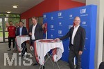 07.07.2021, Fussball Regionalliga Bayern 2021/22, FC Memmingen,  Presseveranstaltung zur Sponsoring-Verlngerung um weitere vier Jahre von Haupt- und Trikot-Sponsor LEW (Lechwerke AG) im Stadion Memmingen. v.li: FCM Prsident Armin Buchmann, Radiomoderator Andres Schales, Dr. Dietrich Gemmel (LEW-Vorstand) per Corona-Faust. 