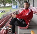 07.07.2021, Fussball Regionalliga Bayern 2021/22, FC Memmingen,  Presseveranstaltung zur Sponsoring-Verlngerung um weitere vier Jahre von Haupt- und Trikot-Sponsor LEW (Lechwerke AG) im Stadion Memmingen. Mannschaftskapitn Timo Gebhart (FC Memmingen) posiert auf der Tribne.